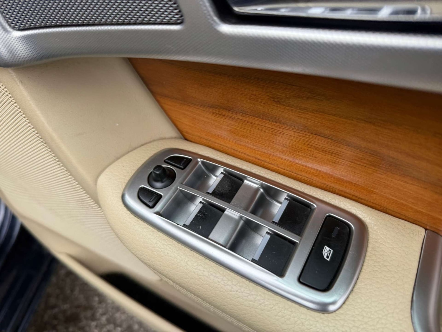 Used Jaguar XF 2011 for sale - 76362935: Photo 32