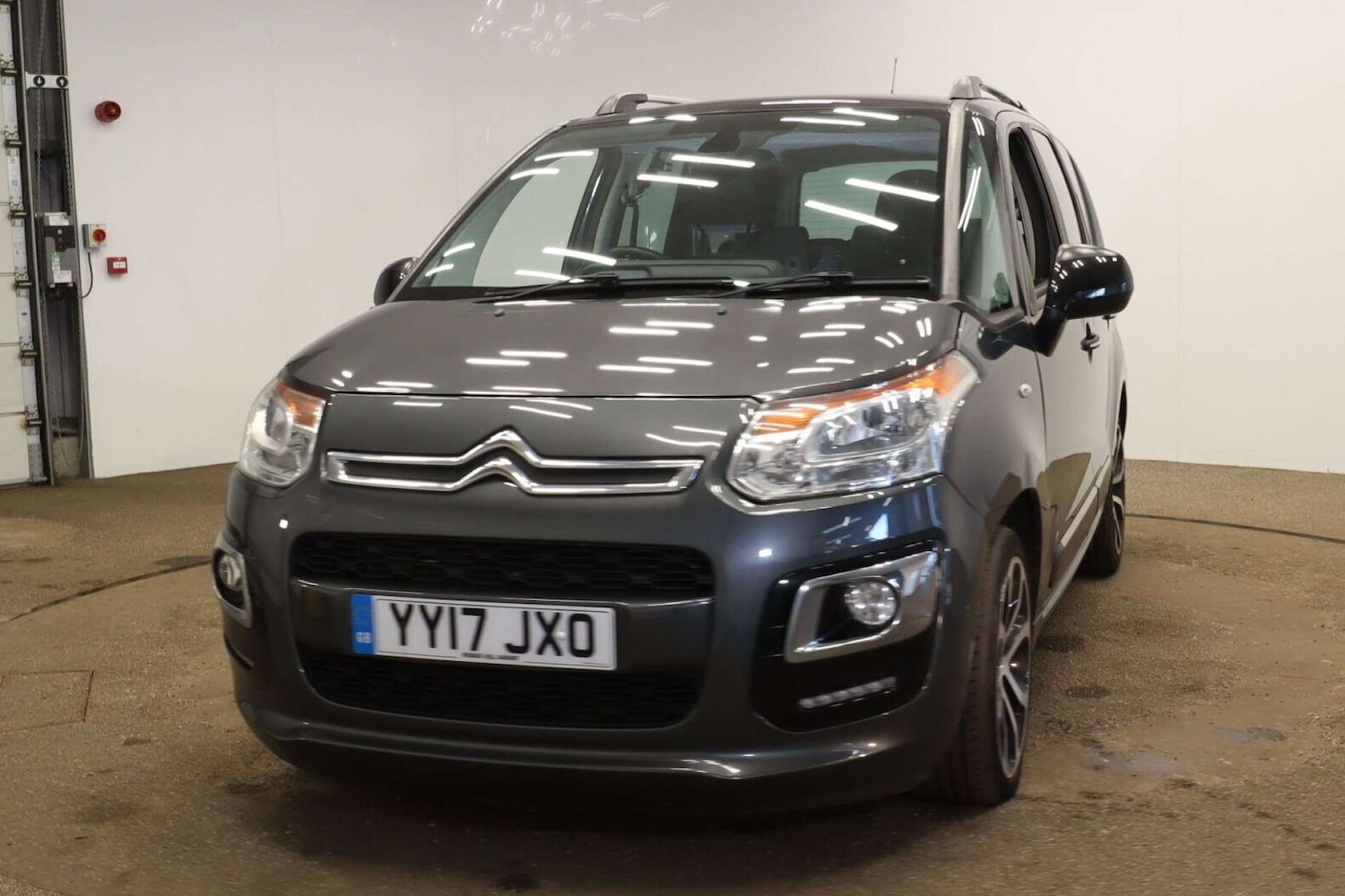 Used Citroen C3 Picasso 2017 for sale - 76362941: Photo 2