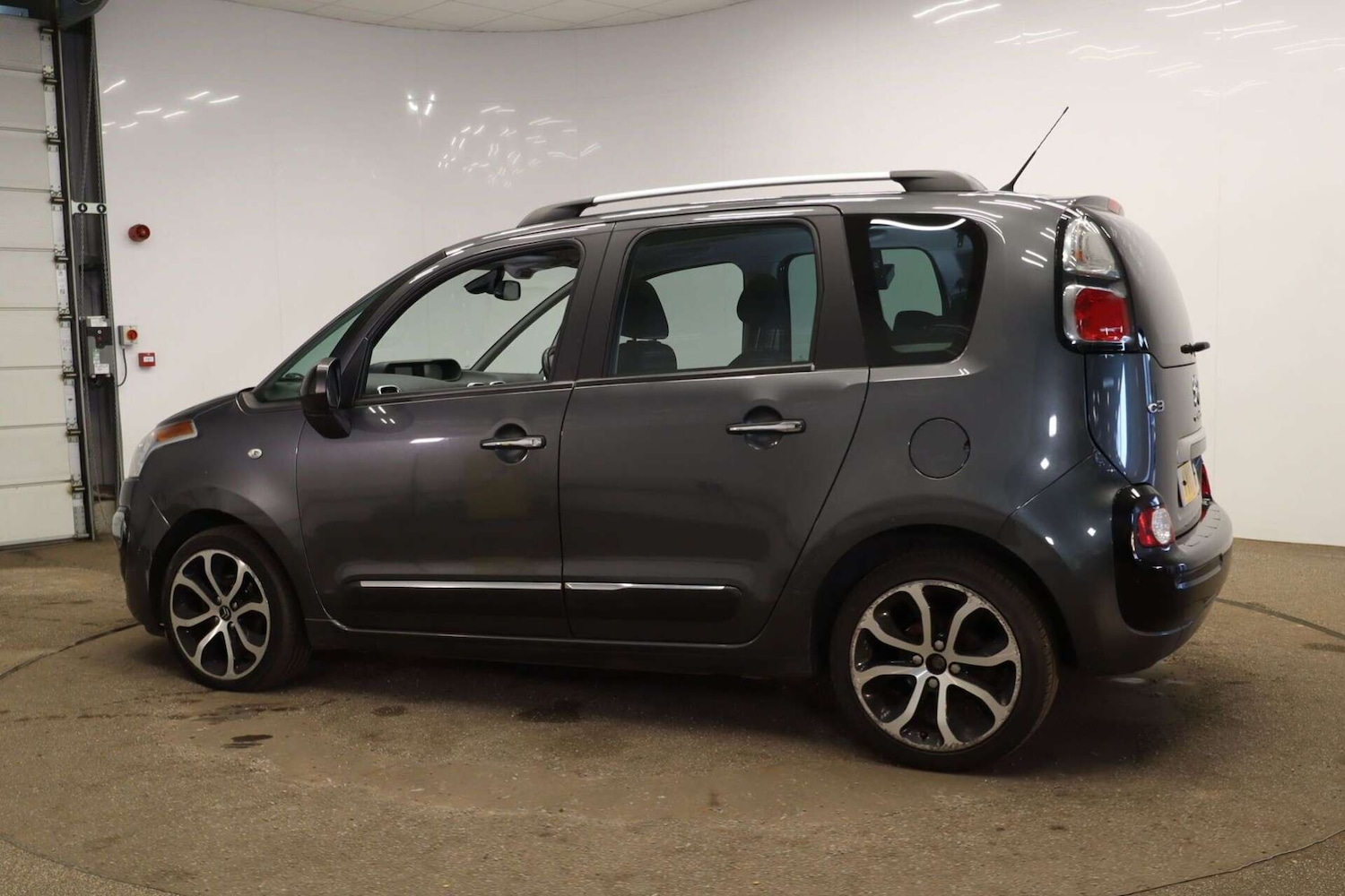 Used Citroen C3 Picasso 2017 for sale - 76362941: Photo 3