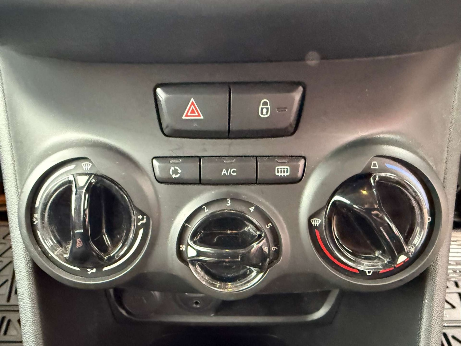 Used Peugeot 208 2016 for sale - 76362923: Photo 27