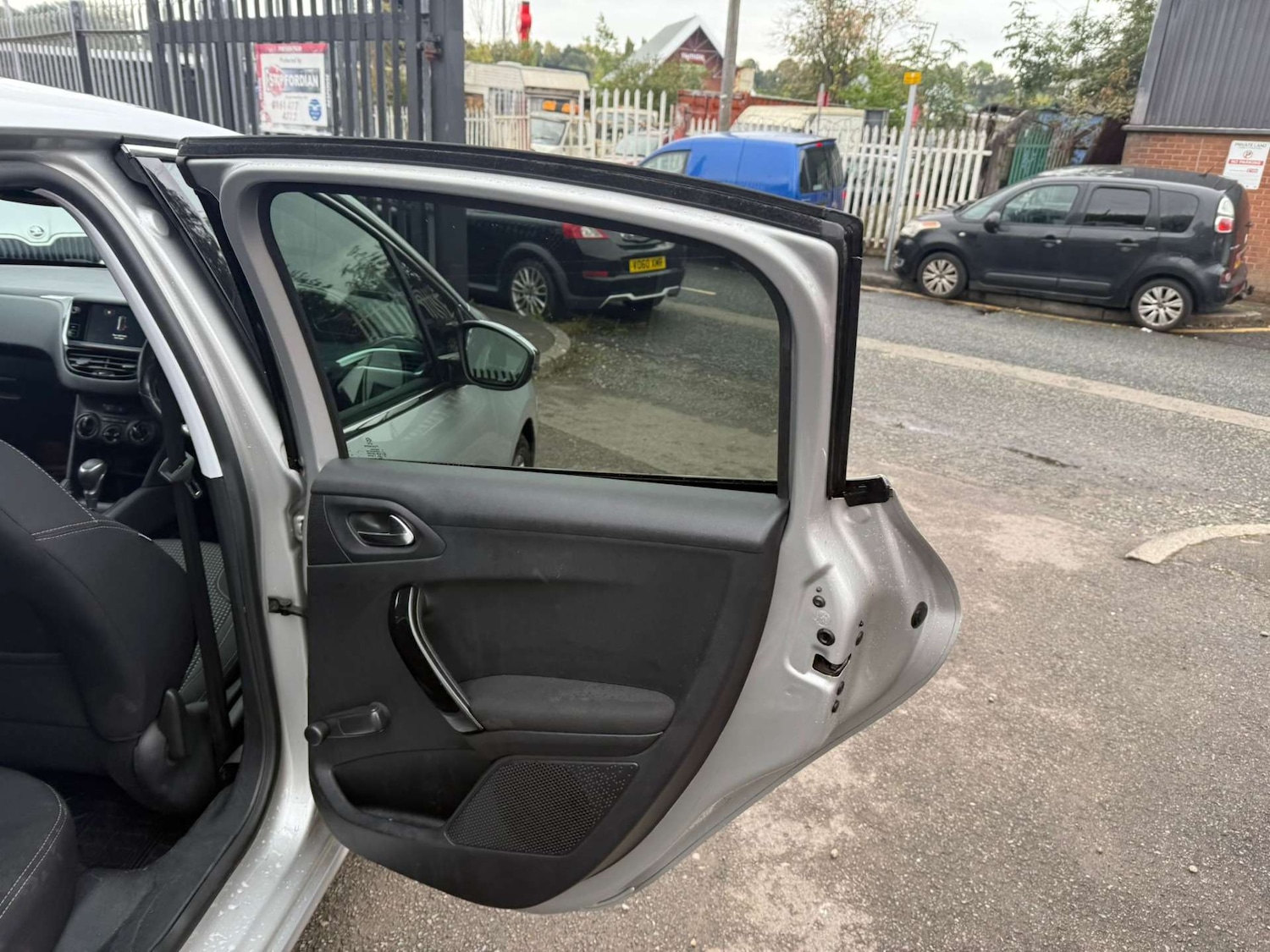 Used Peugeot 208 2016 for sale - 76362923: Photo 28