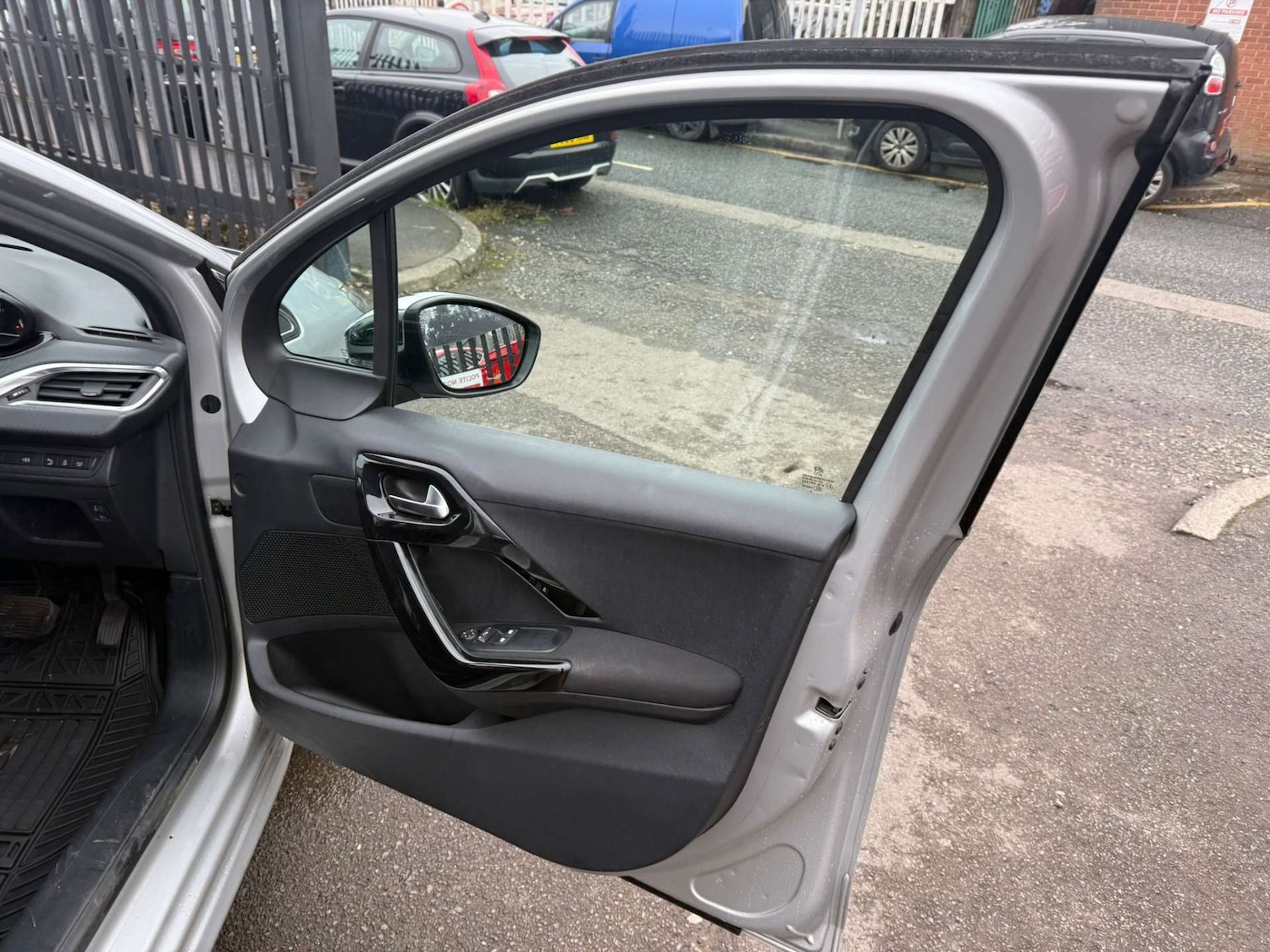 Used Peugeot 208 2016 for sale - 76362923: Photo 31