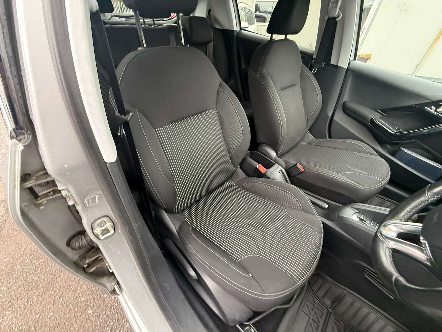 Used Peugeot 208 2016 for sale - 76362923: Photo 32