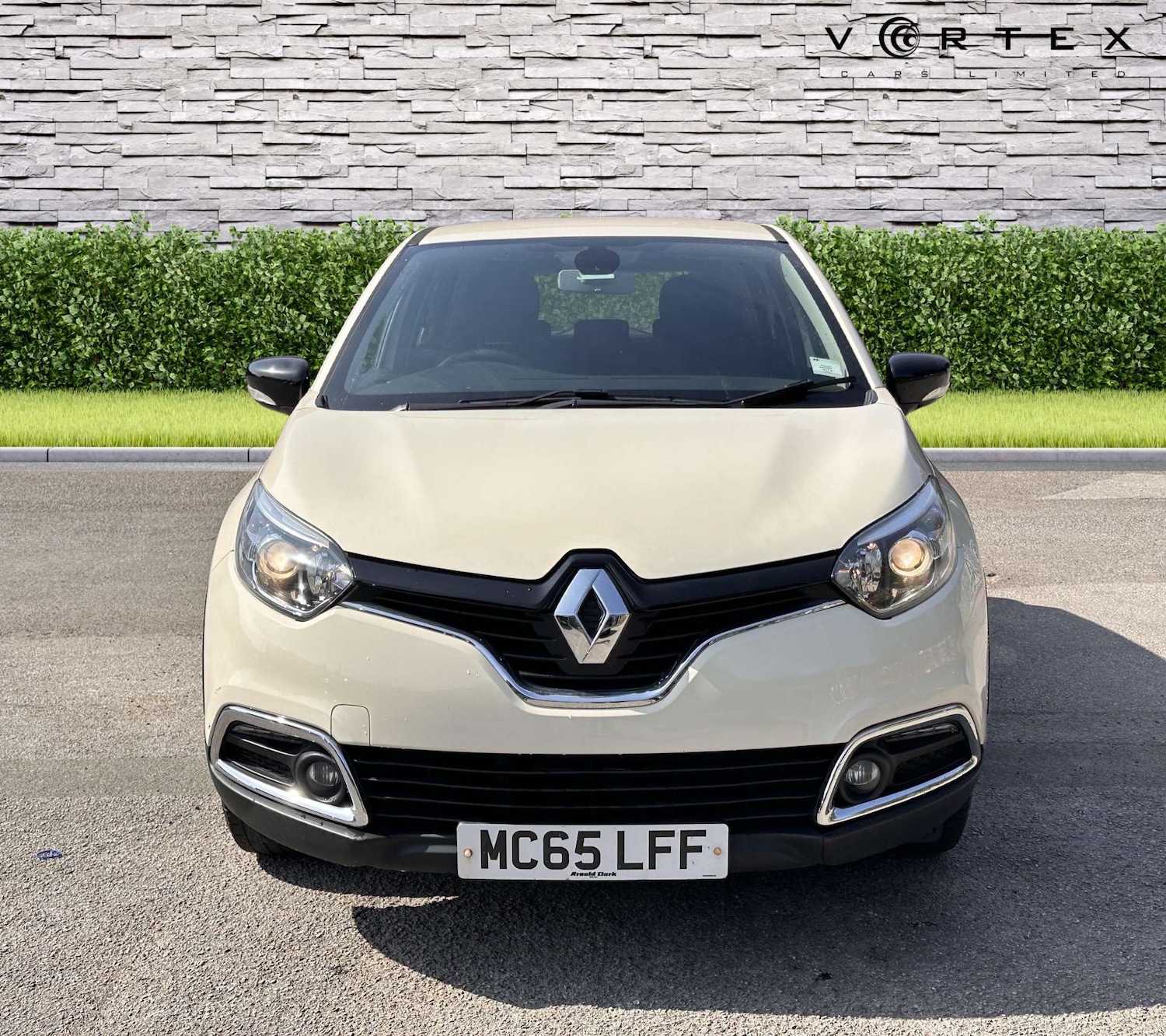 Used Renault Captur 2016 for sale - 76362953: Photo 2