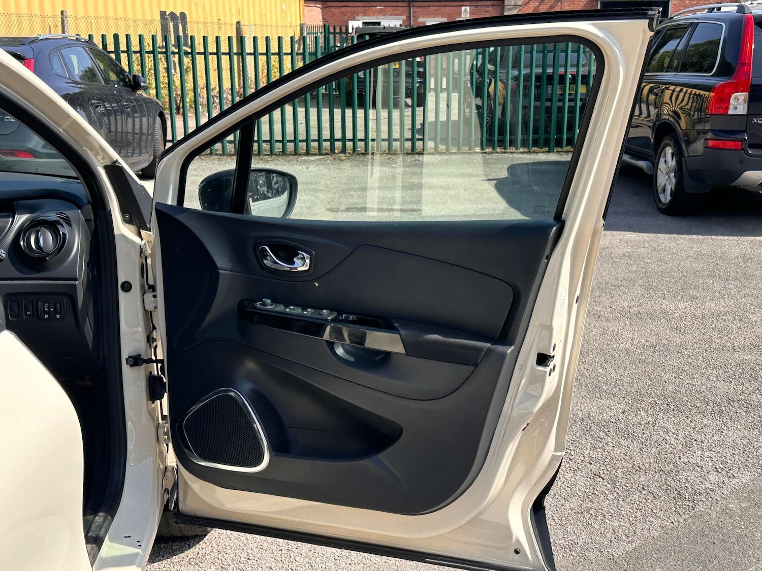 Used Renault Captur 2016 for sale - 76362953: Photo 29