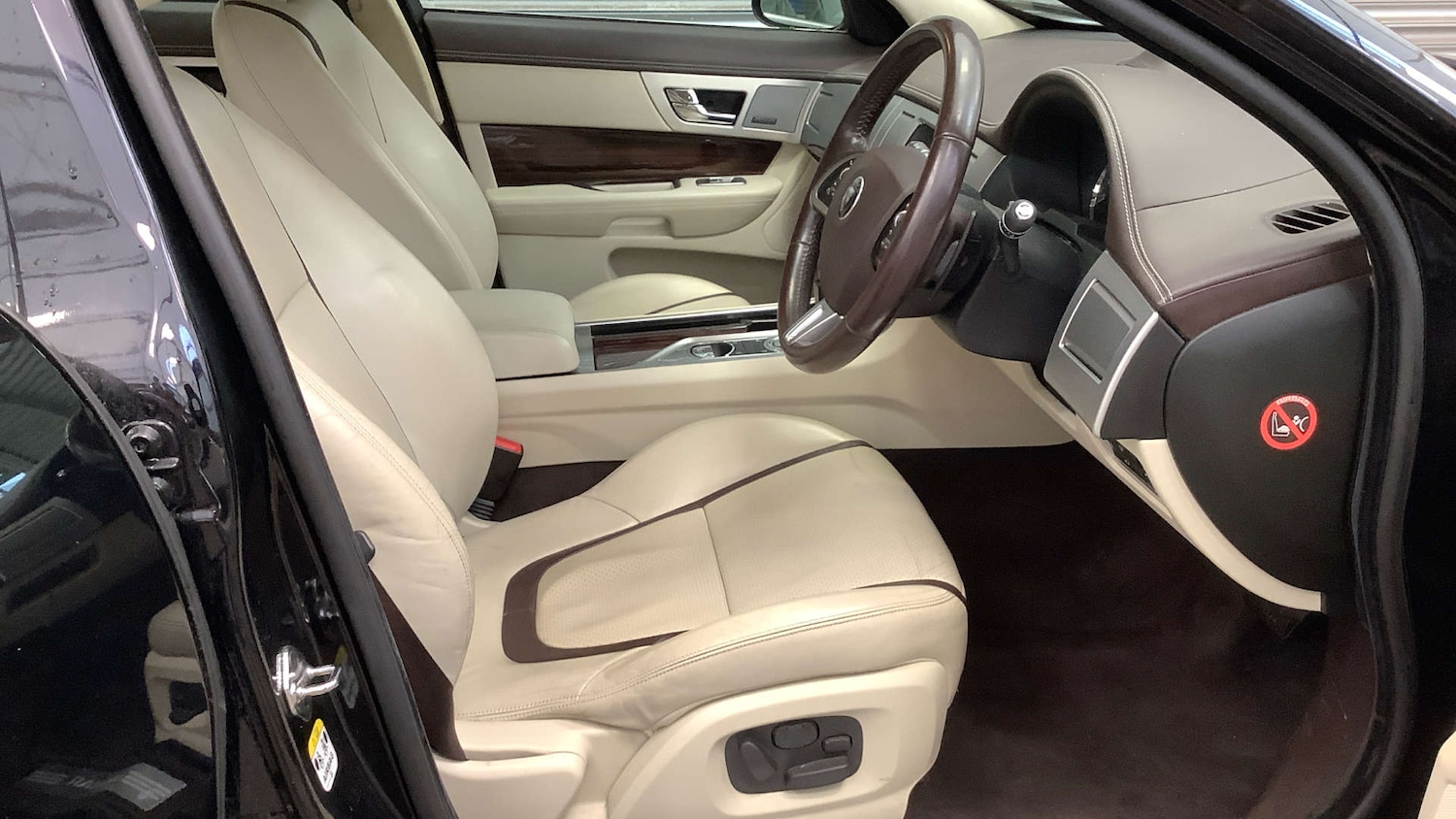 Used Jaguar XF 2014 for sale - 76366178: Photo 5