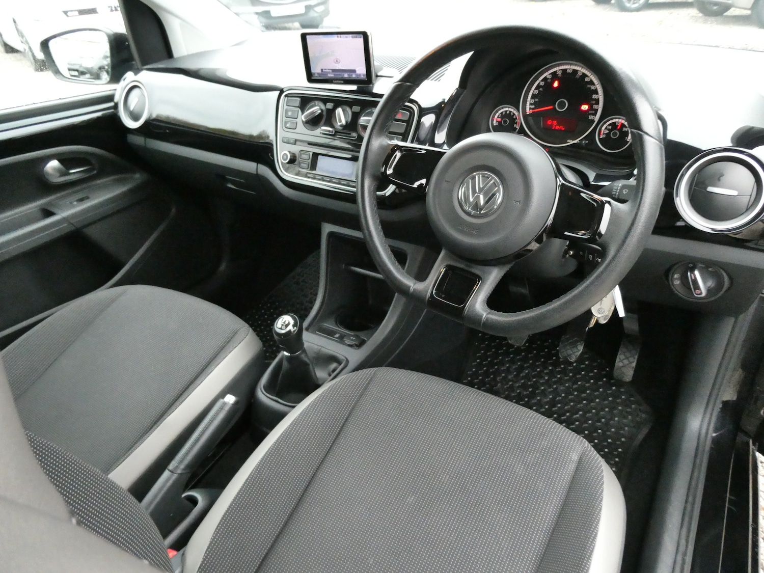 Used Volkswagen up! 2015 for sale - 76541633: Photo 3