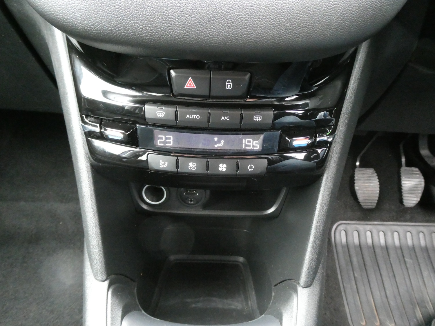 Used Peugeot 208 2015 for sale - 77778748: Photo 13