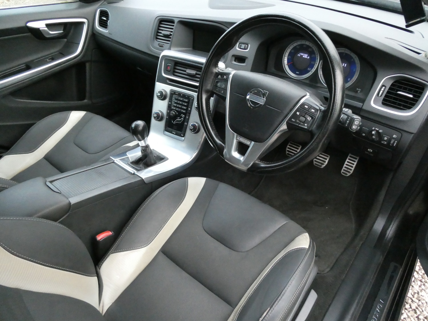 Used Volvo V60 2012 for sale - 76844893: Photo 2
