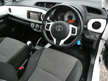 Used Toyota Yaris 2013 for sale - 76541930: Photo