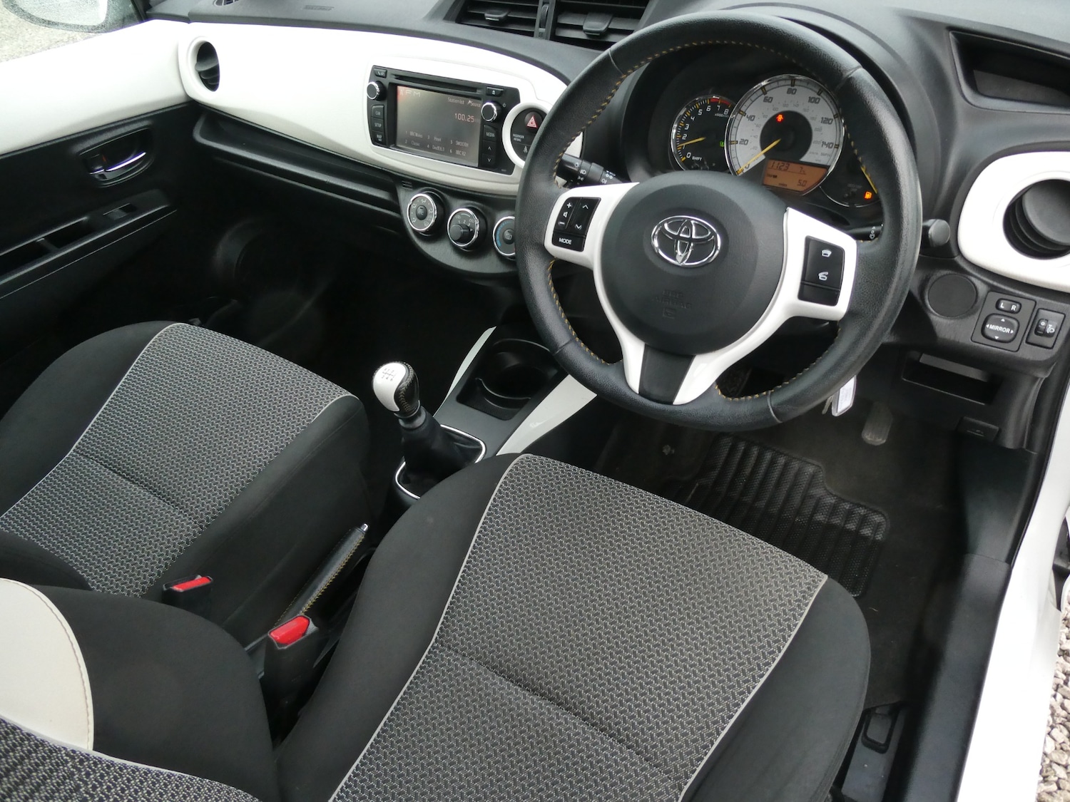 Used Toyota Yaris 2013 for sale - 77336681: Photo 3
