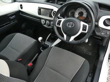 Used Toyota Yaris 2013 for sale - 77336681: Photo