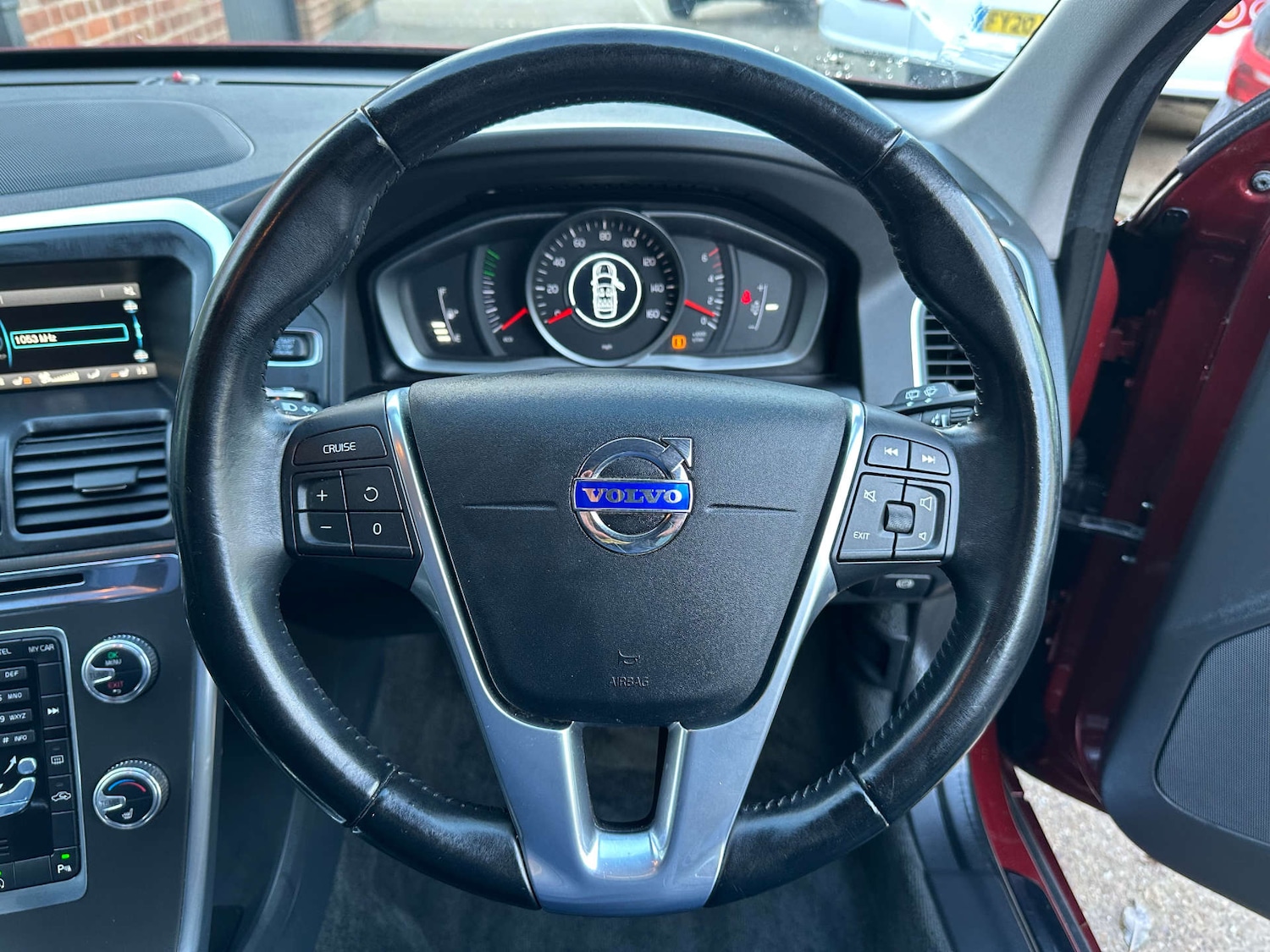 Used Volvo XC60 2015 for sale - 76637977: Photo 31