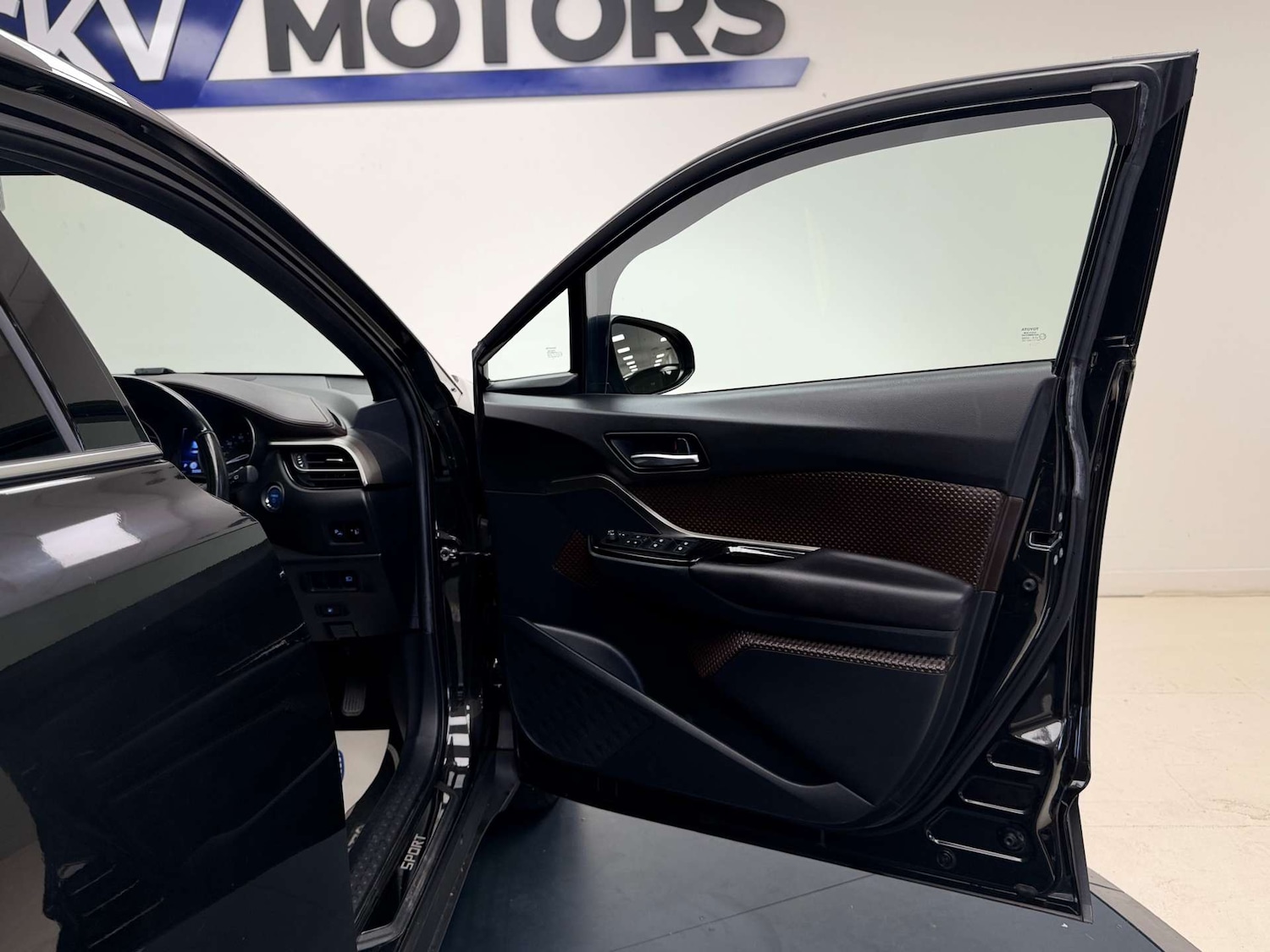 Used Toyota C-HR 2017 for sale - 76539487: Photo 28