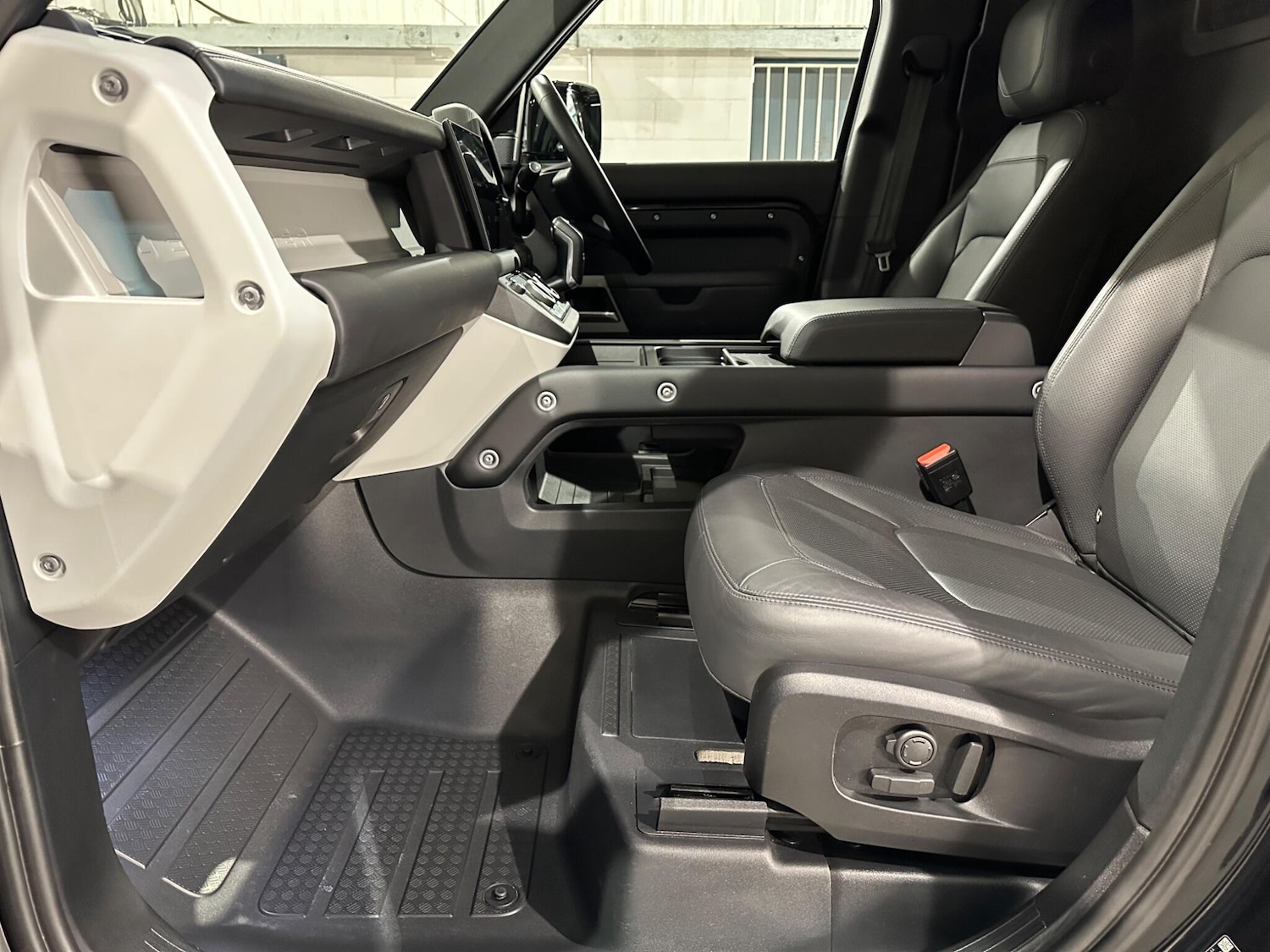 Used Land Rover Defender 2022 for sale - 77230045: Photo 17