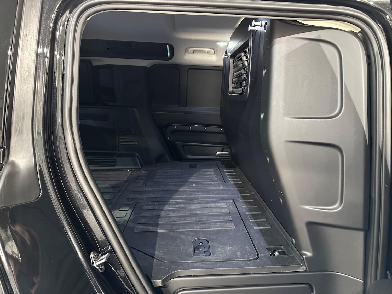 Used Land Rover Defender 2022 for sale - 77230045: Photo 23