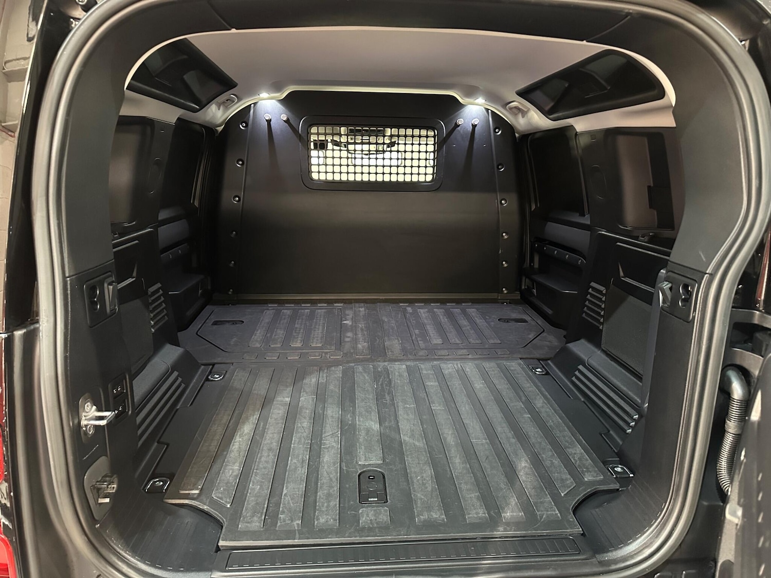 Used Land Rover Defender 2022 for sale - 77230045: Photo 24