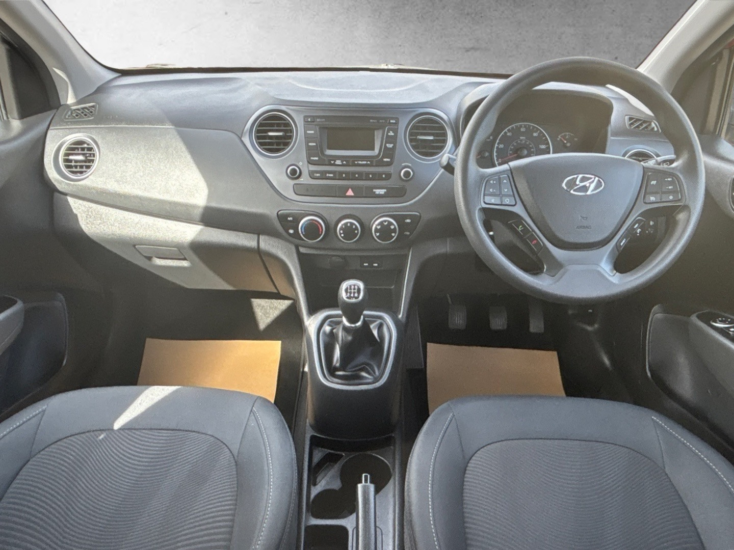 Used Hyundai i10 2017 for sale - 76317424: Photo 2