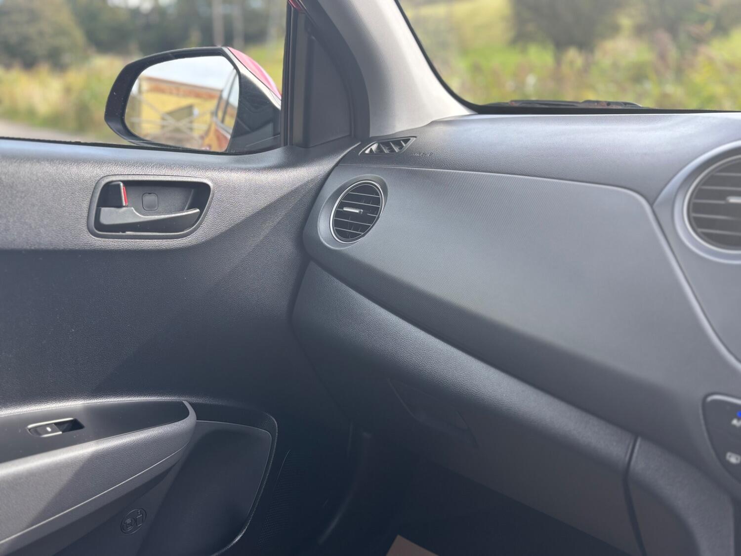 Used Hyundai i10 2017 for sale - 76317424: Photo 32