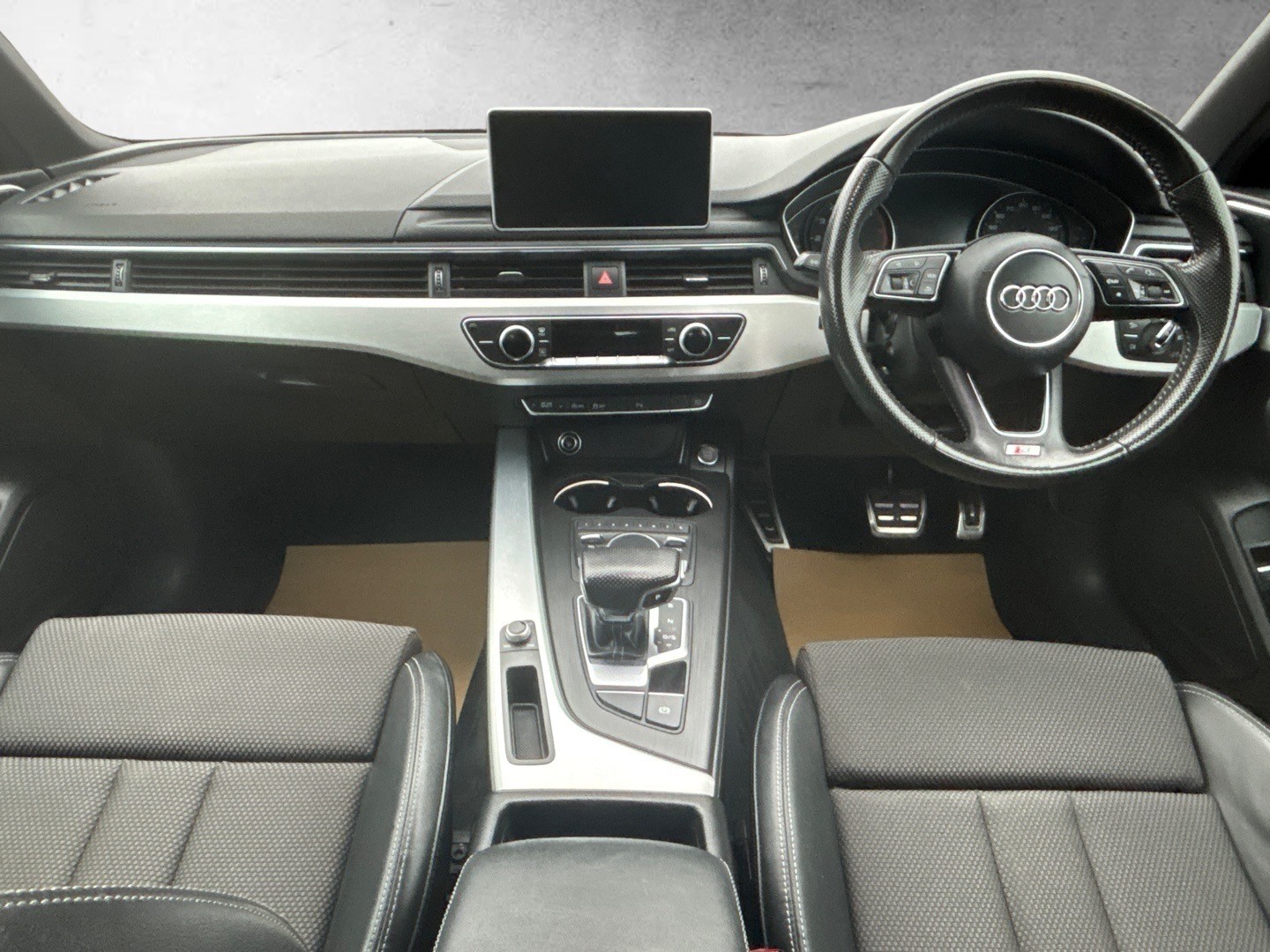 Used Audi A4 2017 for sale - 76673315: Photo 2