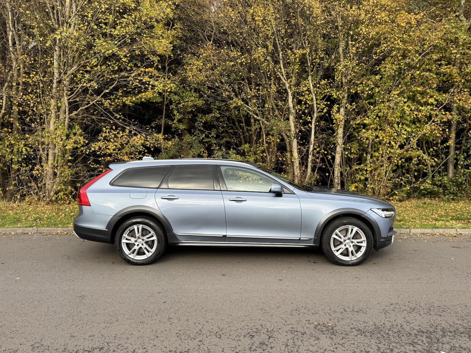 Used Volvo V90 Cross Country 2017 for sale - 76358213: Photo 2