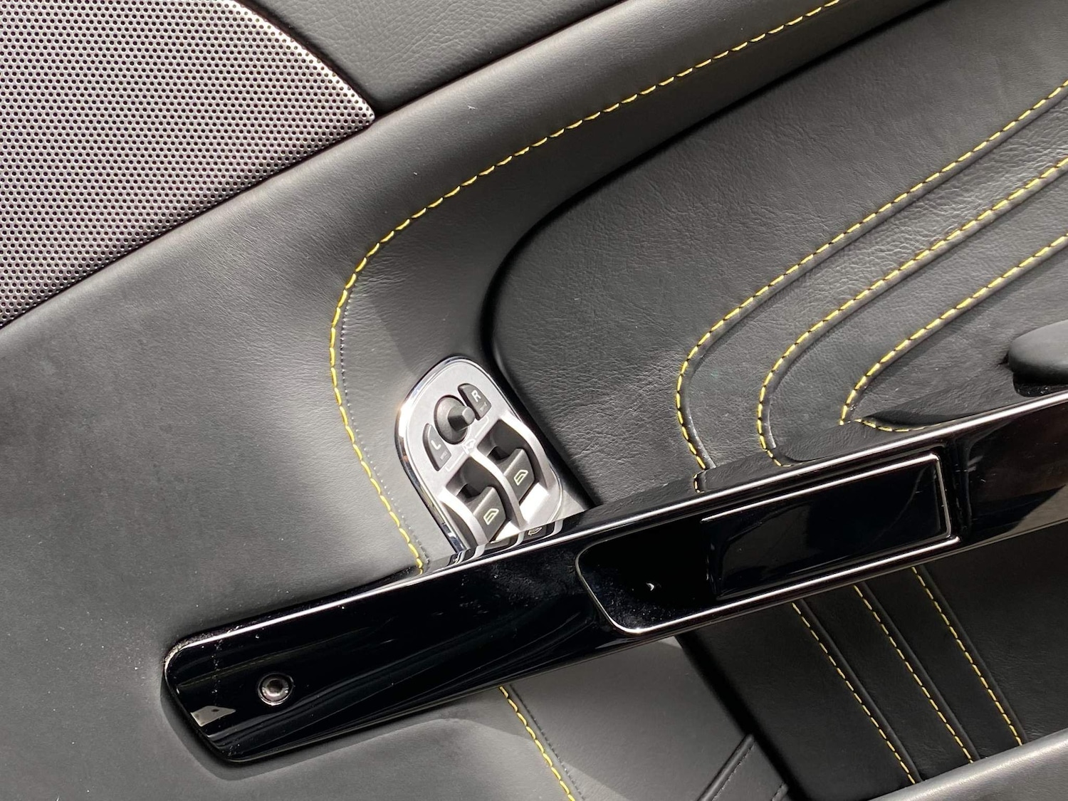 Used Aston Martin Vantage 2015 for sale - 76071726: Photo 33