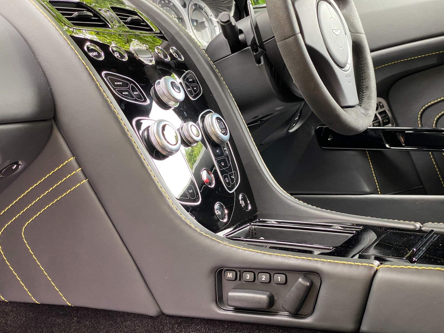 Used Aston Martin Vantage 2015 for sale - 76071726: Photo 54