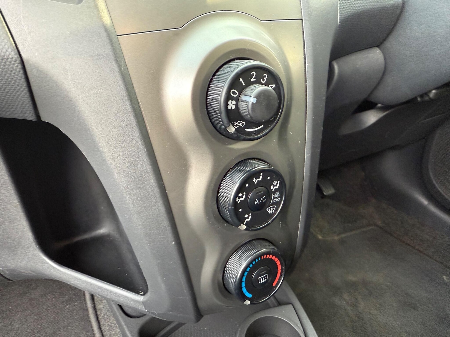 Used Toyota Yaris 2010 for sale - 76742730: Photo 37