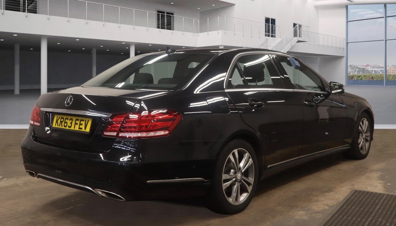 Used Mercedes-Benz E Class 2013 for sale - 77939635: Photo 5