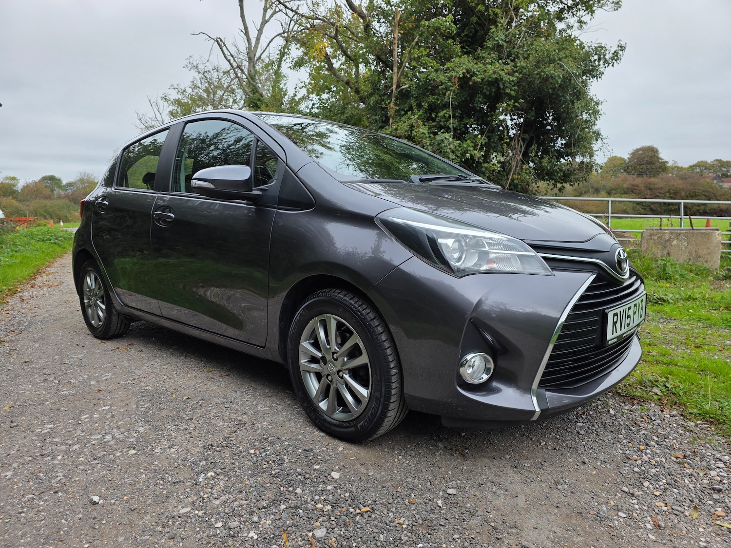 Used Toyota Yaris 2015 for sale - 76273732: Photo 2