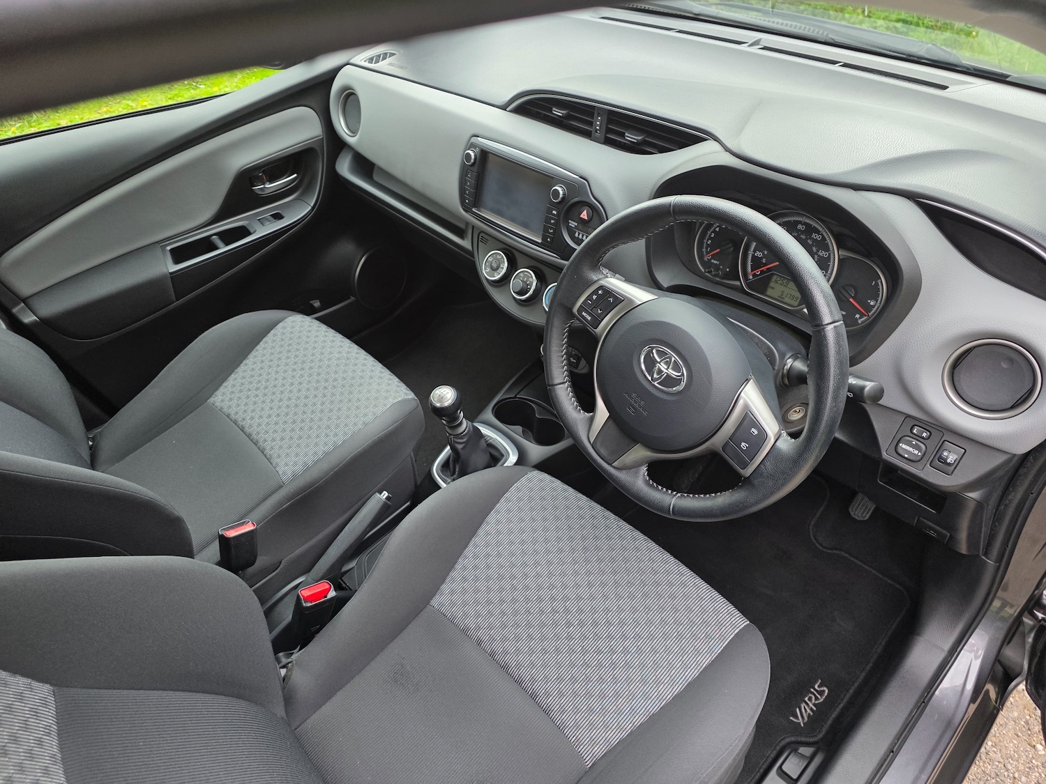 Used Toyota Yaris 2015 for sale - 76273732: Photo 9