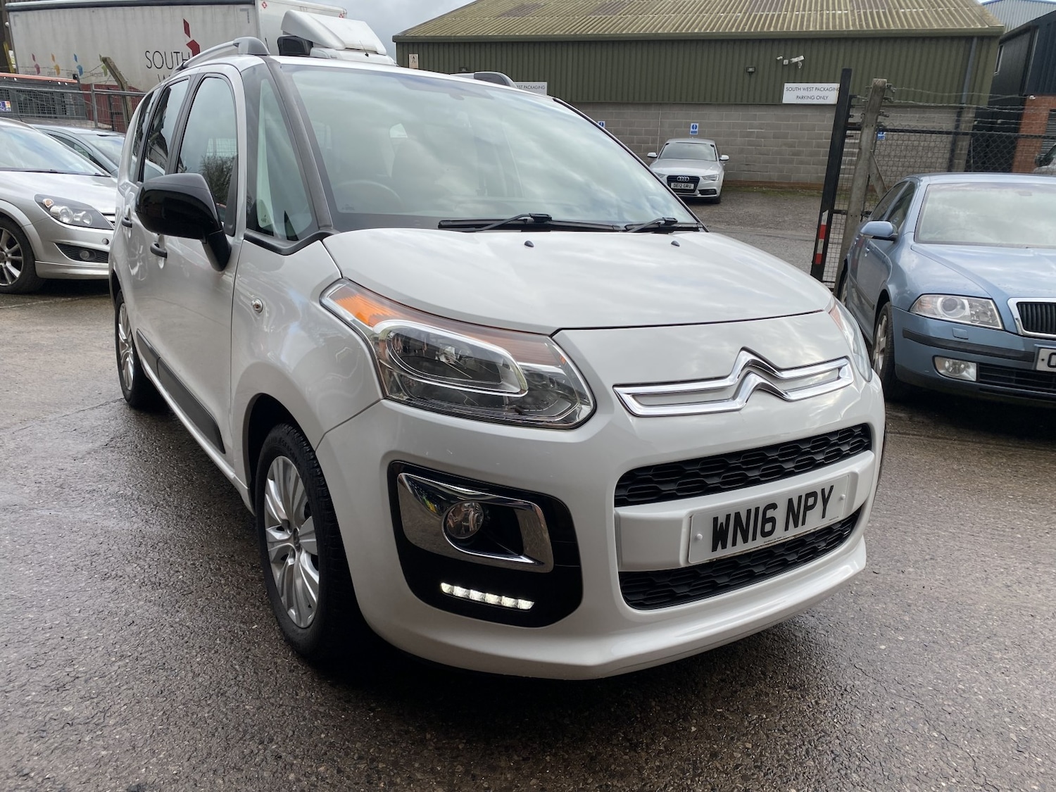 Used Citroen C3 Picasso 2016 for sale - 77622521: Photo 2