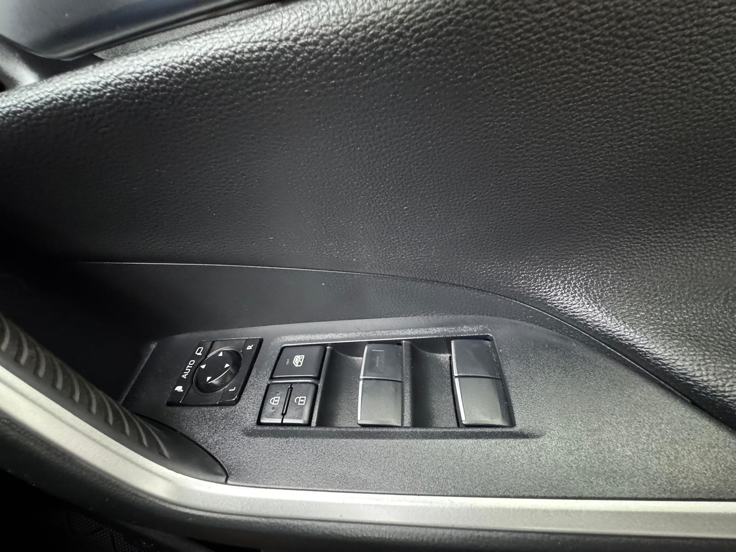 Used Toyota RAV4 2019 for sale - 76597301: Photo 25