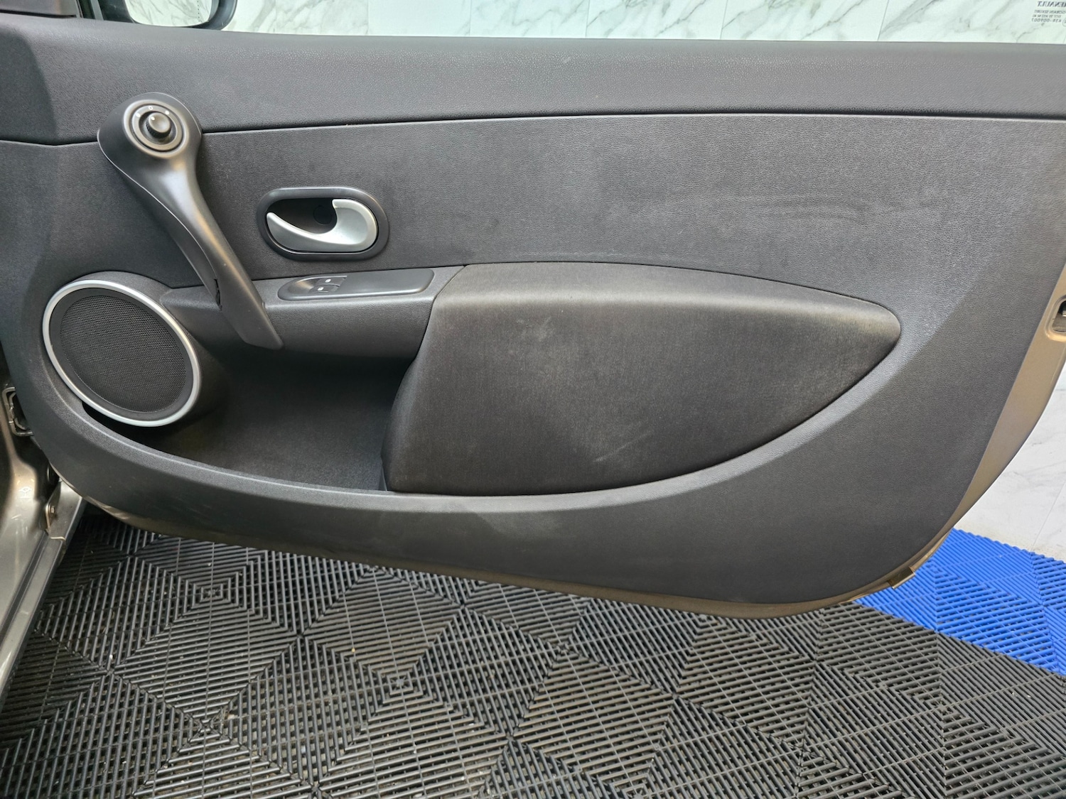 Used Renault Clio 2010 for sale - 76758967: Photo 19