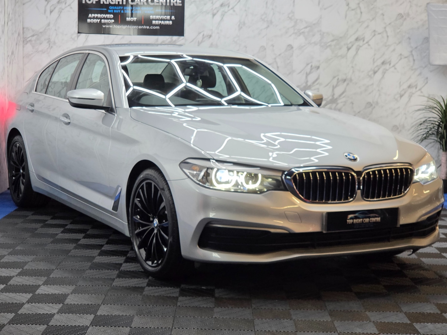 Used BMW 5 Series 2017 for sale - 77979882: Photo 1