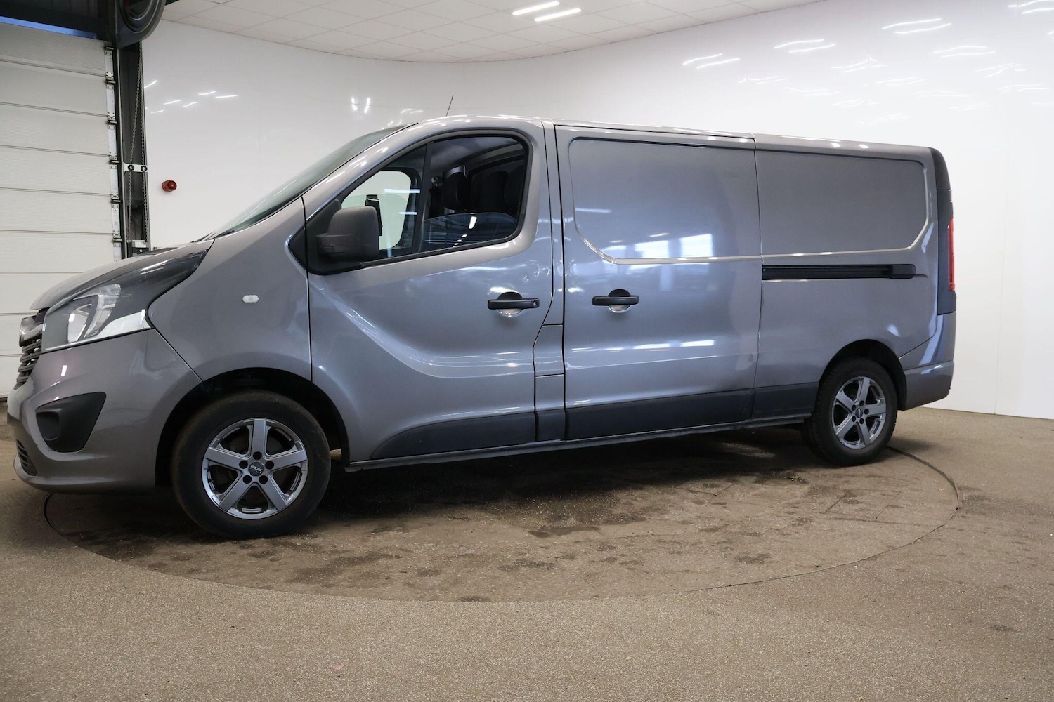 Used Vauxhall Vivaro 2018 for sale - 76645377: Photo 2