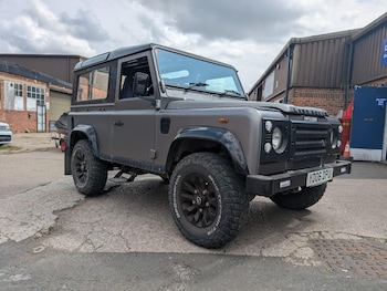 Land Rover - Defender
