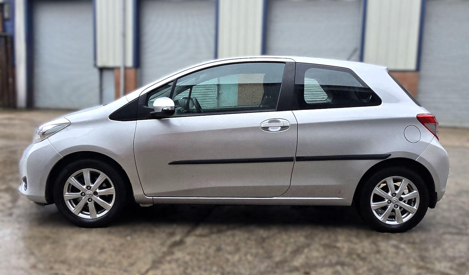 Used Toyota Yaris 2012 for sale - 76855699: Photo 11