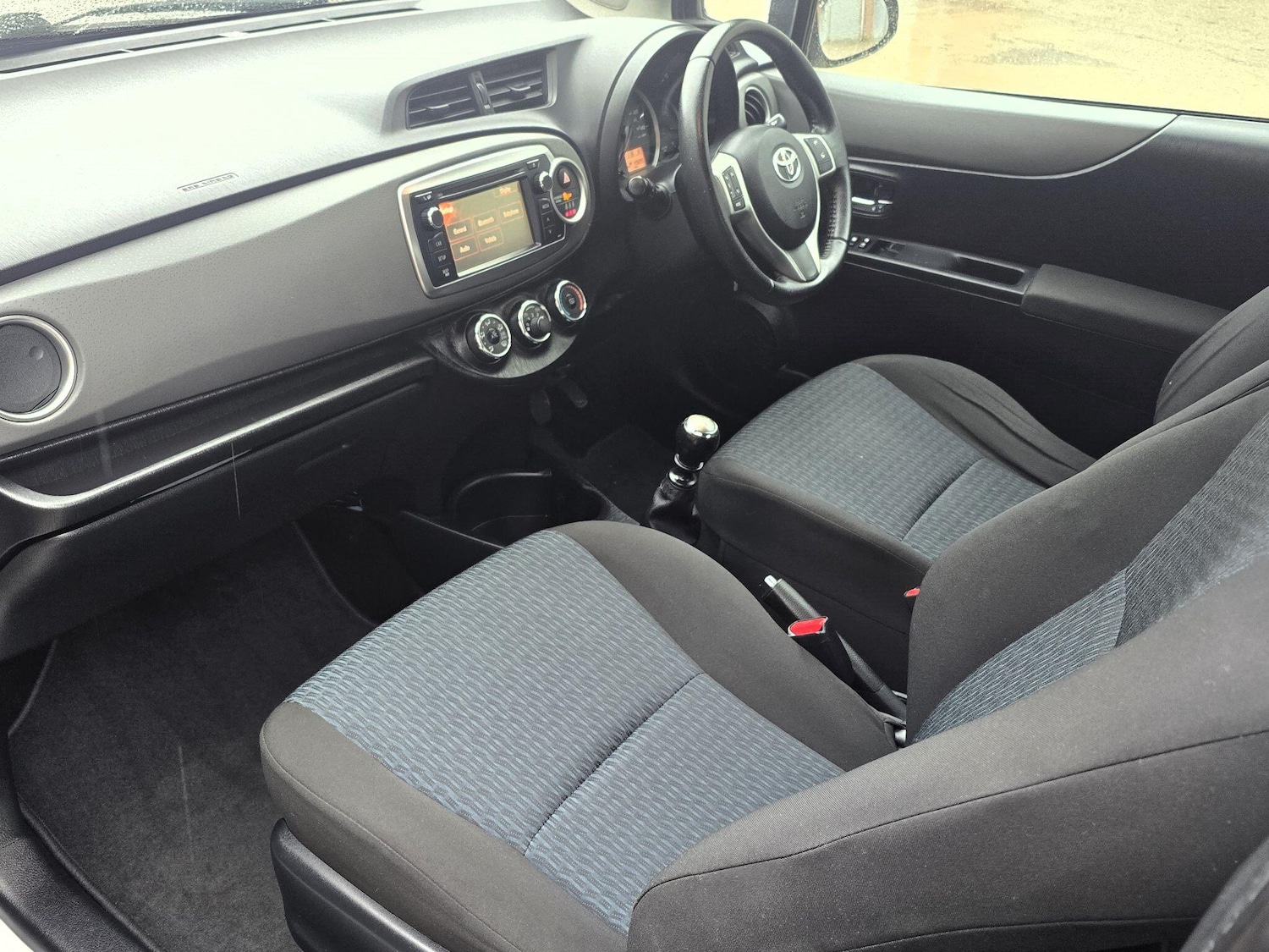 Used Toyota Yaris 2012 for sale - 76855699: Photo 24