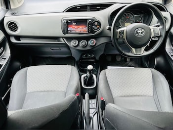 Used Toyota Yaris 2015 for sale - 76691145: Photo