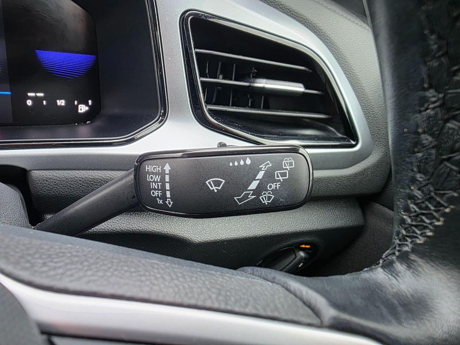 Used Volkswagen T-Roc for sale - 77290776: Photo 17