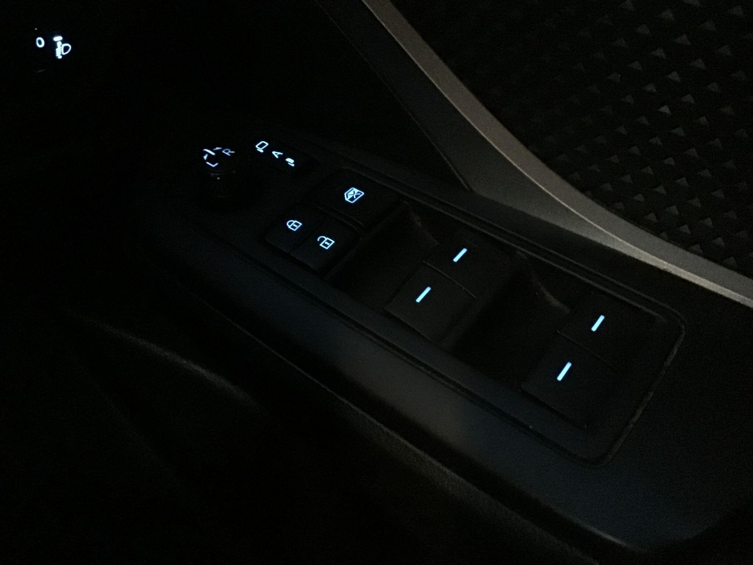 Used Toyota C-HR 2023 for sale - 77039750: Photo 24