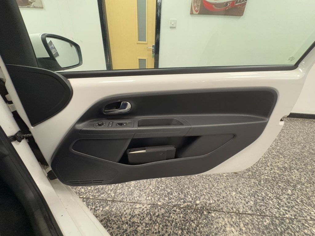 Used Volkswagen up! 2013 for sale - 76345692: Photo 29