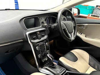 Used Volvo V40 Cross Country 2017 for sale - 78124202: Photo