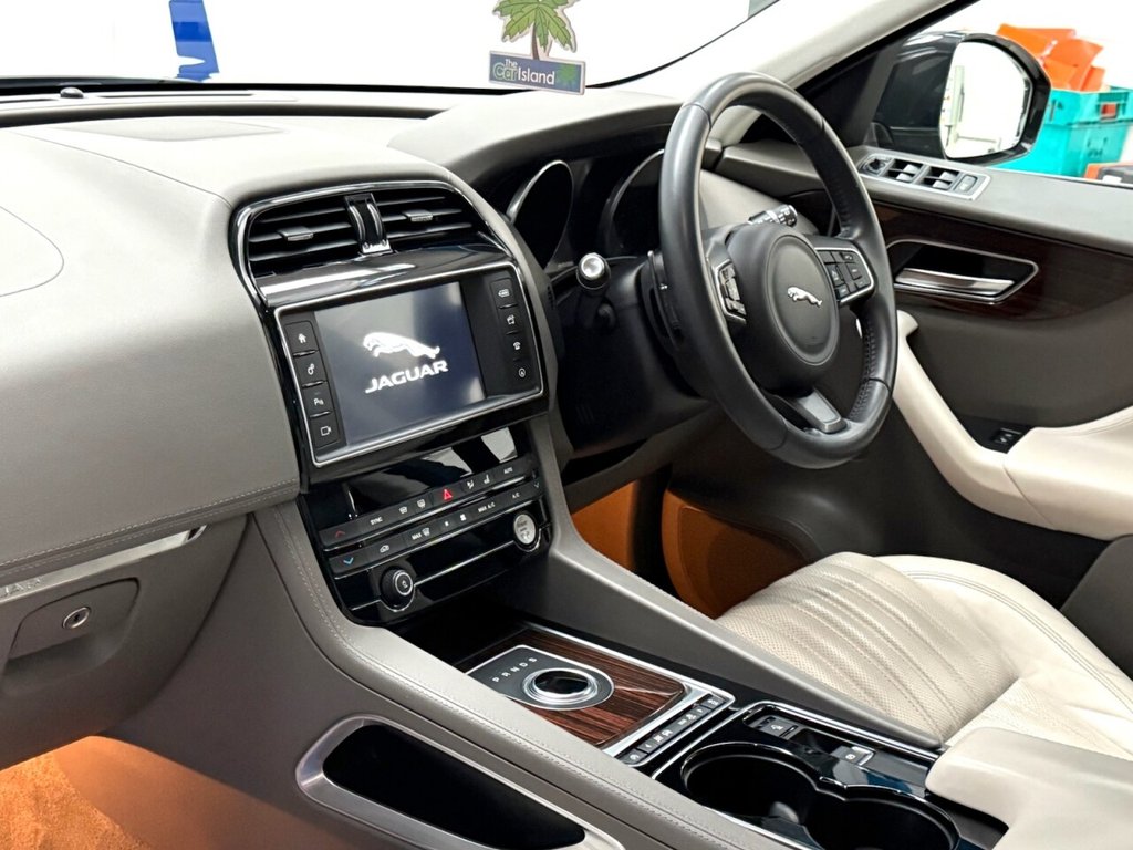 Used Jaguar F-Pace 2017 for sale - 77849569: Photo 4