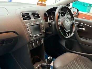 Used Volkswagen Polo 2017 for sale - 76470255: Photo