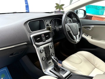 Used Volvo V40 2019 for sale - 76569760: Photo