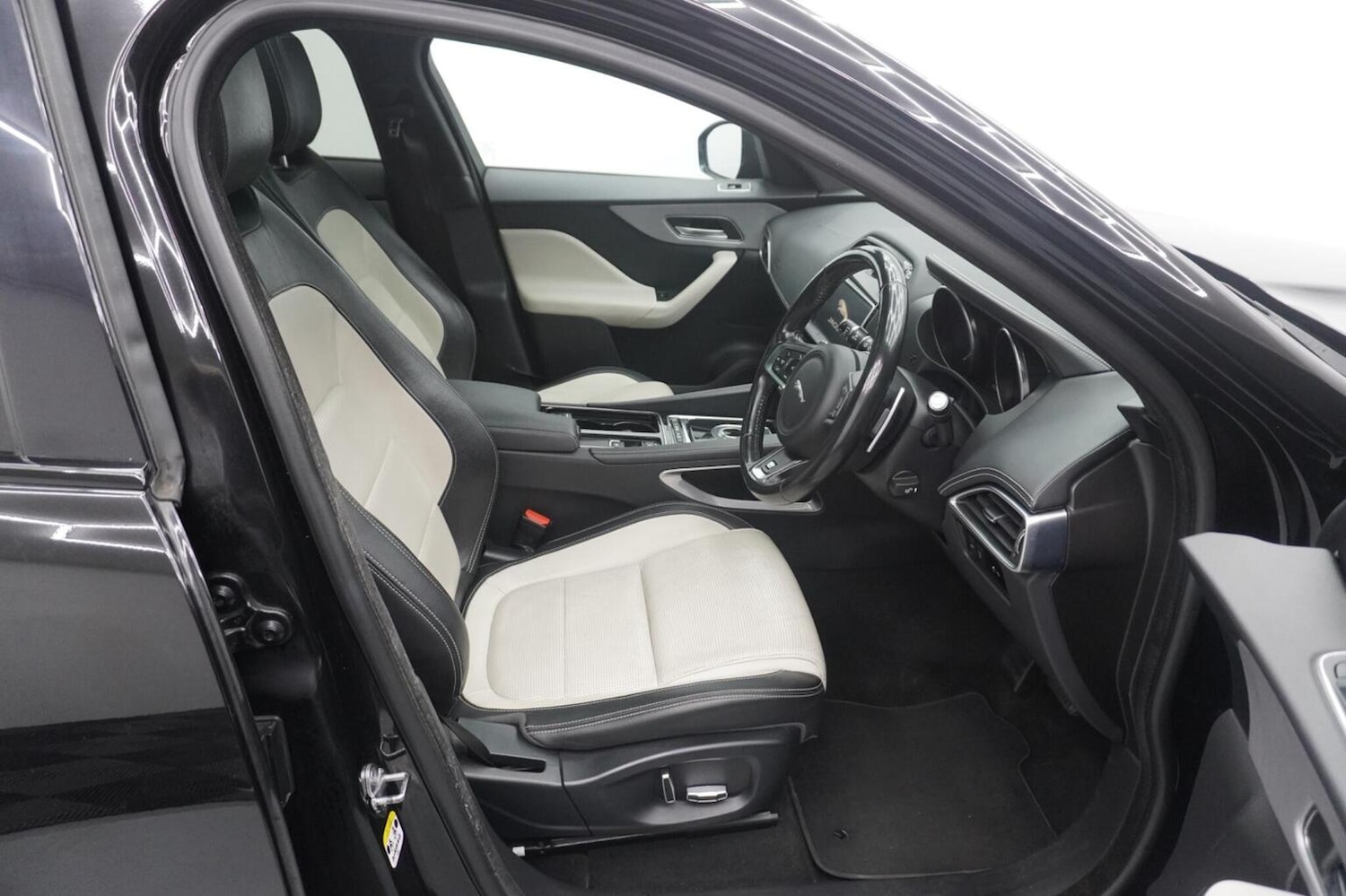 Used Jaguar F-Pace 2018 for sale - 77237084: Photo 3