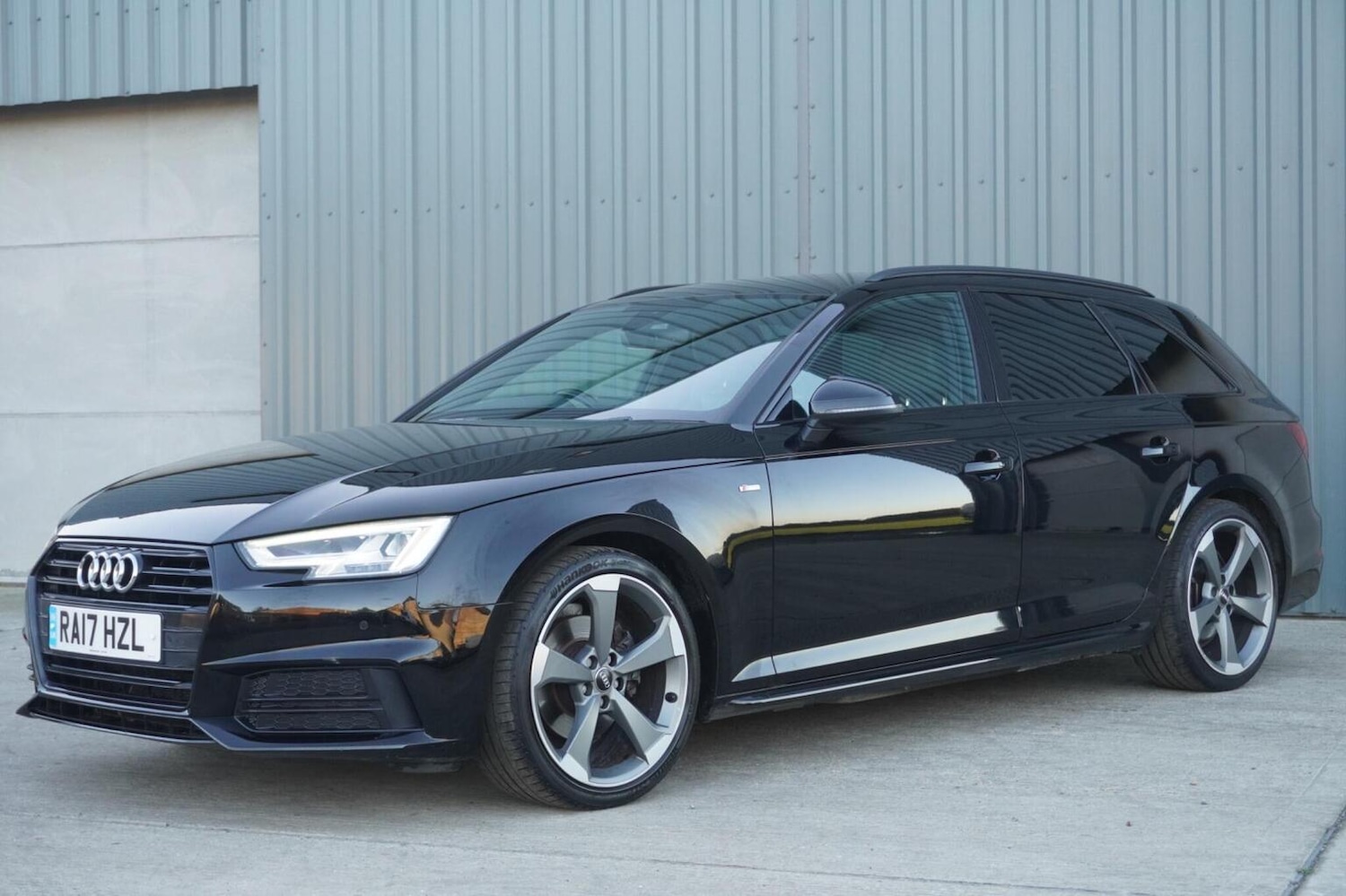 Used Audi A4 Avant 2017 for sale - 76347249: Photo 2