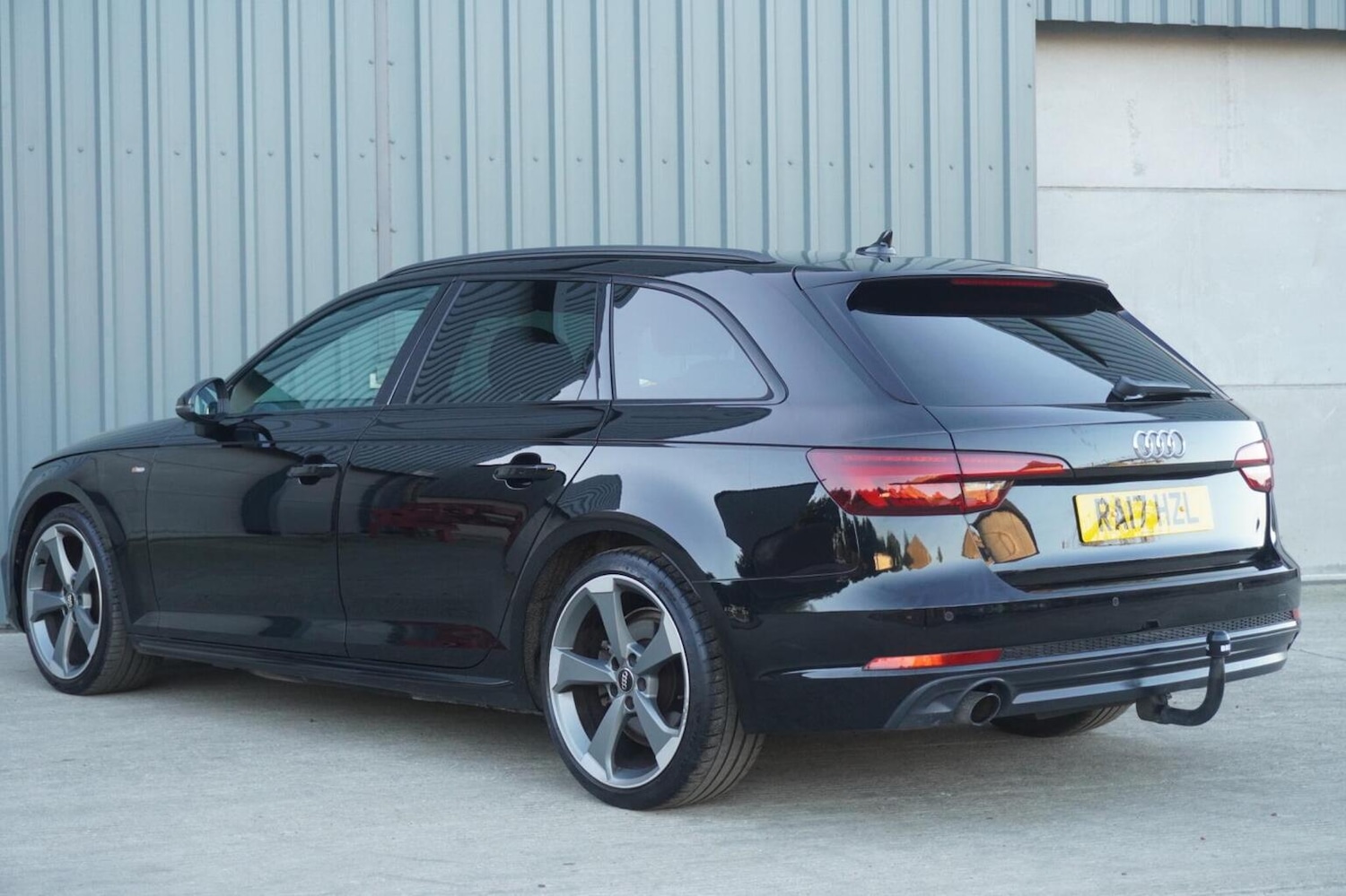 Used Audi A4 Avant 2017 for sale - 76347249: Photo 3